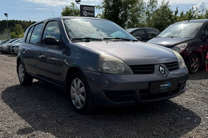 Grå Renault Clio II fra 2008