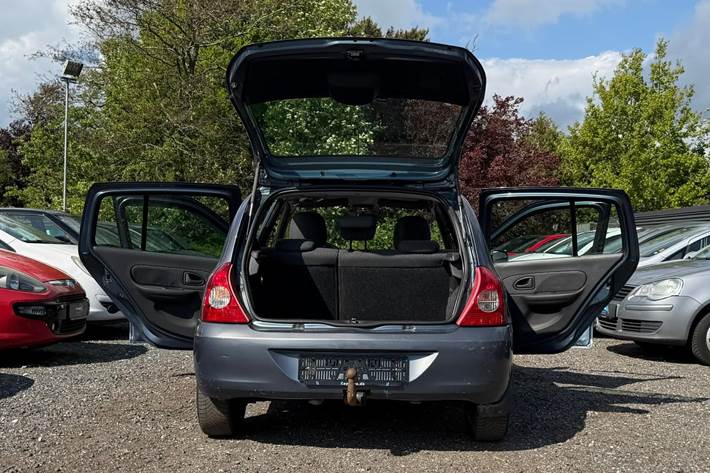 Grå Renault Clio II fra 2008