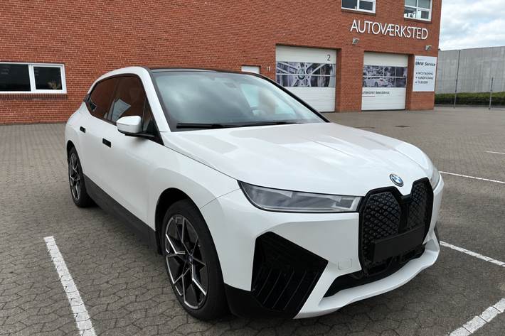 Hvid BMW iX fra 2022 set udefra