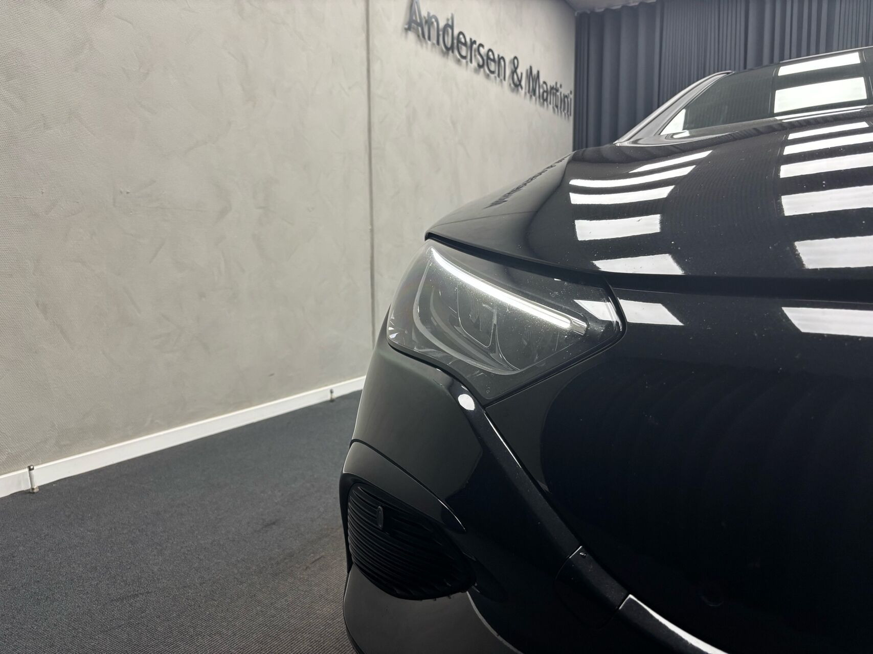 Sort Mercedes EQE 300 fra 2023