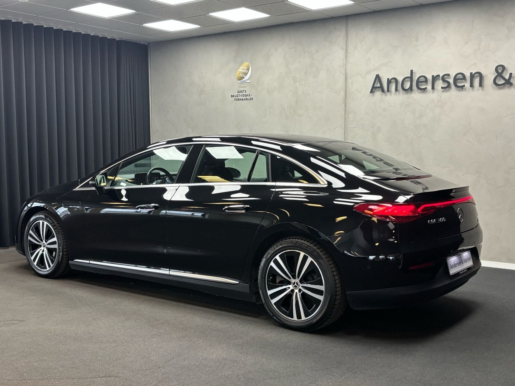 Sort Mercedes EQE 300 fra 2023