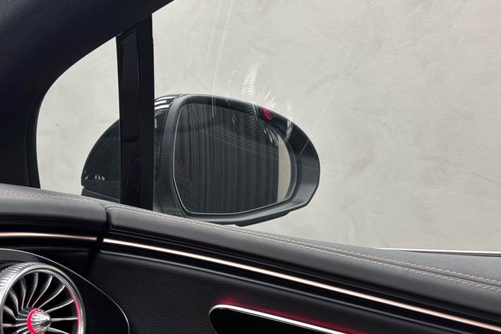 Sort Mercedes EQE 300 fra 2023