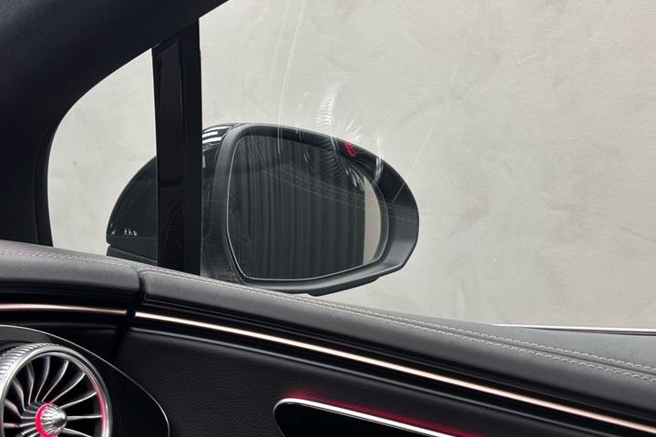 Sort Mercedes EQE 300 fra 2023