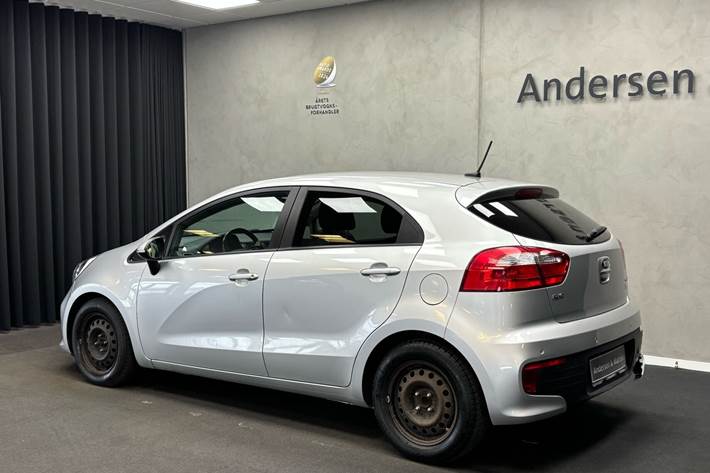 Grå Kia Rio fra 2017