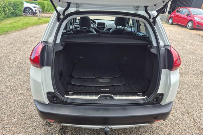 Grøn Peugeot 2008 fra 2017