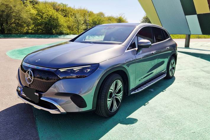 Grå Mercedes EQE350+ SUV fra 2023