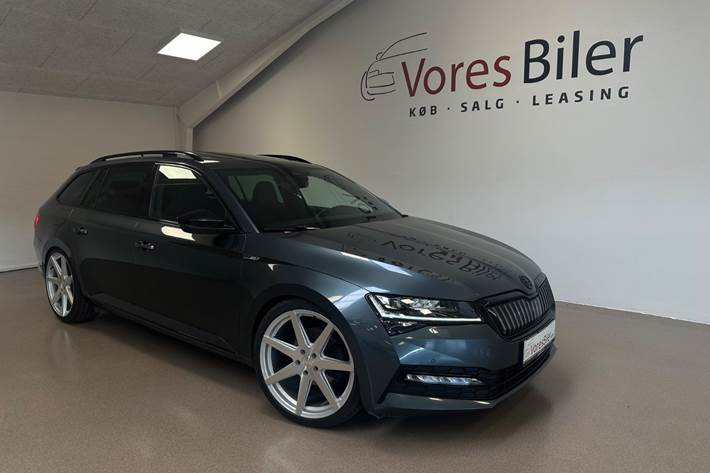 Grå Skoda Superb fra 2021