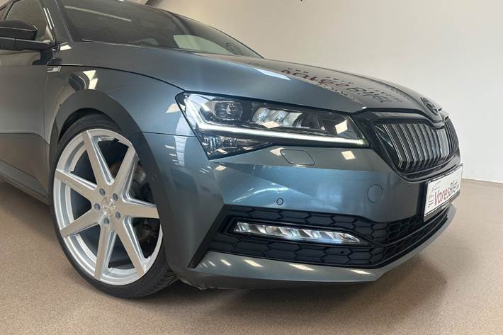 Grå Skoda Superb fra 2021