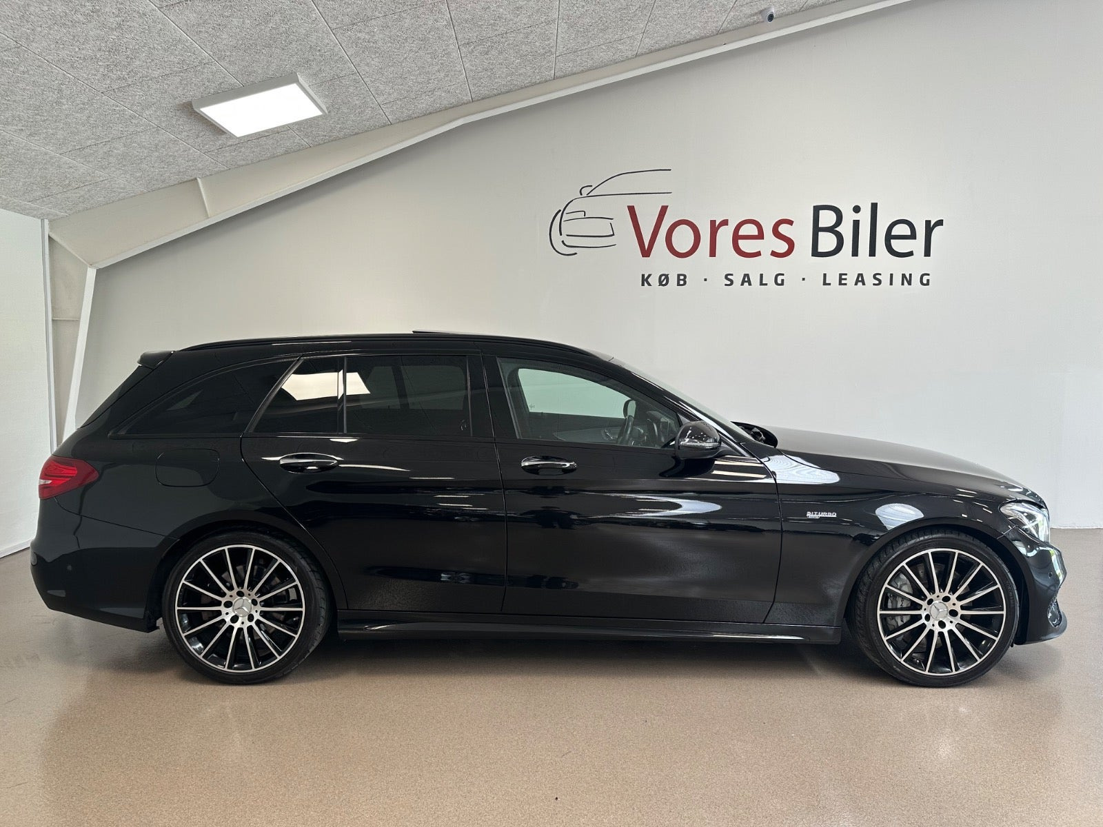 Sort Mercedes C43 fra 2016