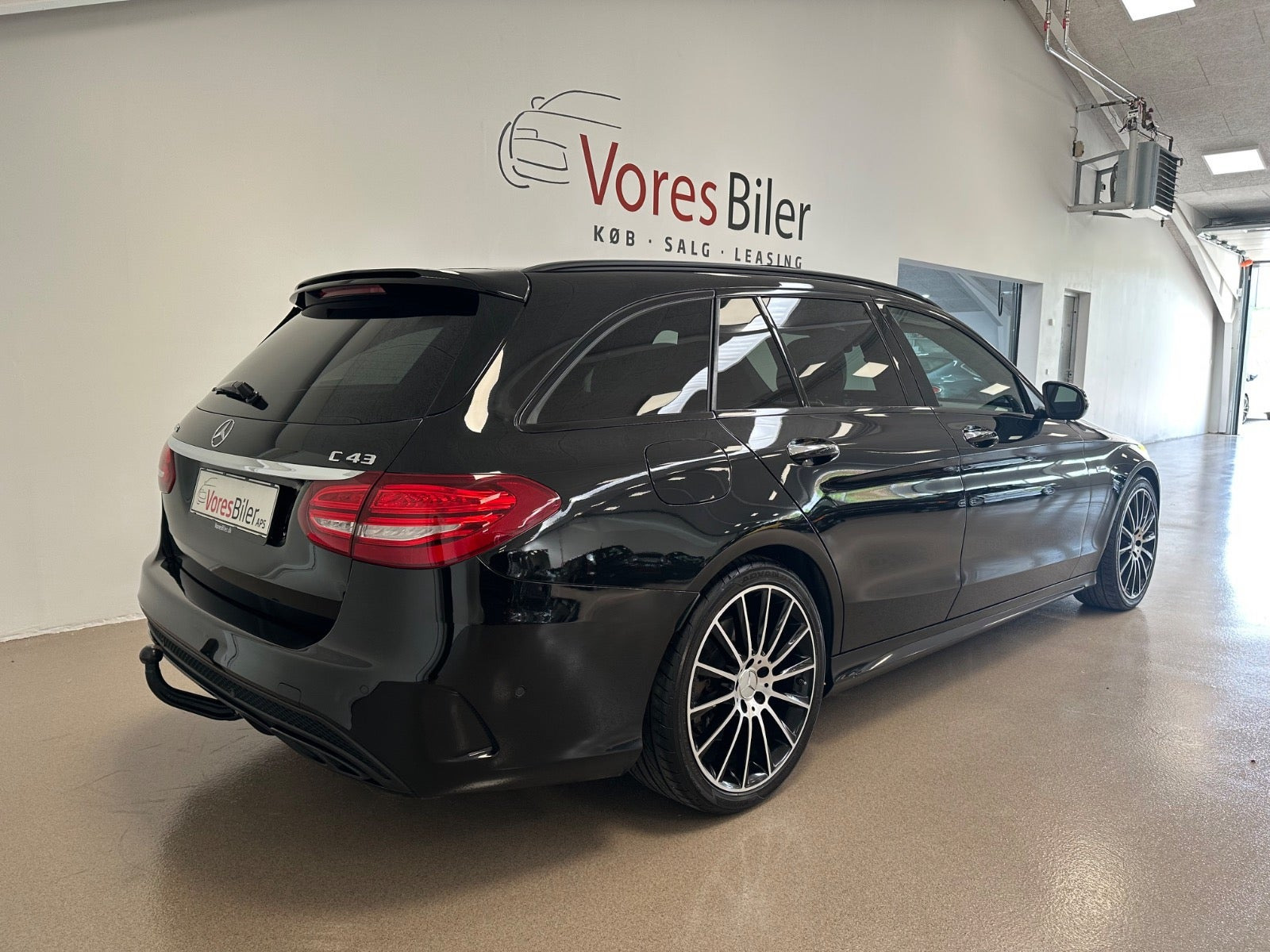 Sort Mercedes C43 fra 2016