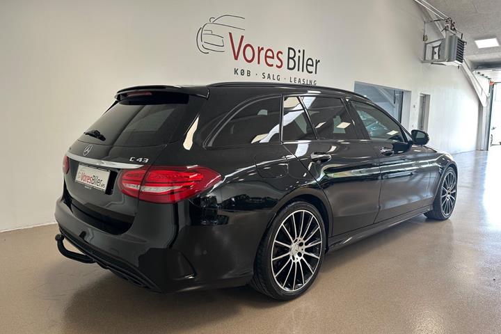 Sort Mercedes C43 fra 2016