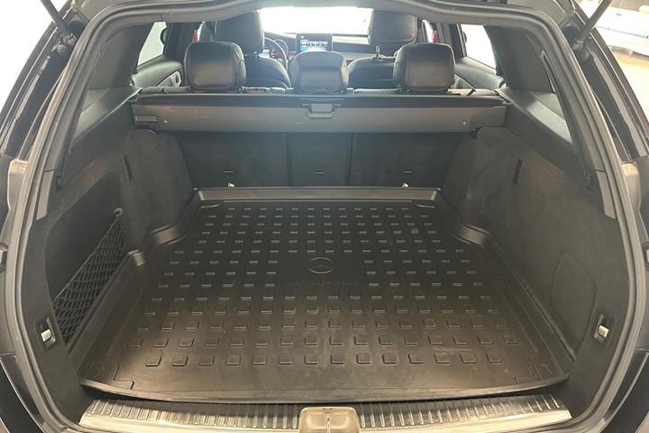 Sort Mercedes C43 fra 2016