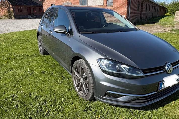 Grå VW Golf VII fra 2019