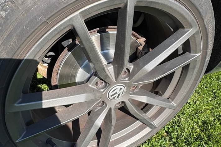 Grå VW Golf VII fra 2019