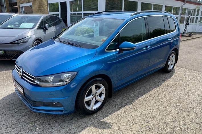 Blå VW Touran fra 2018