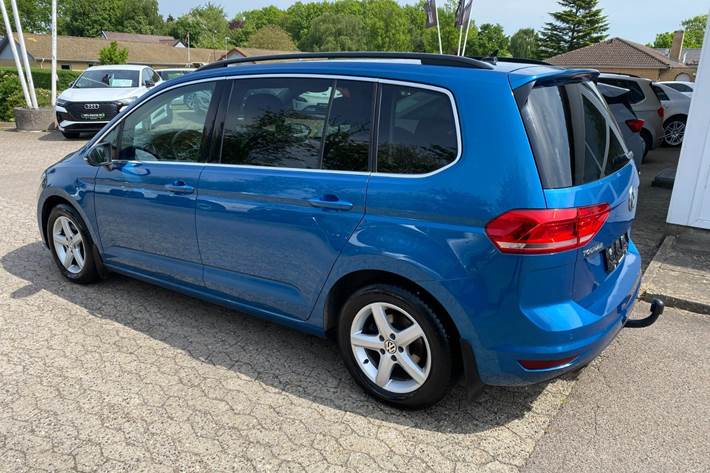 Blå VW Touran fra 2018