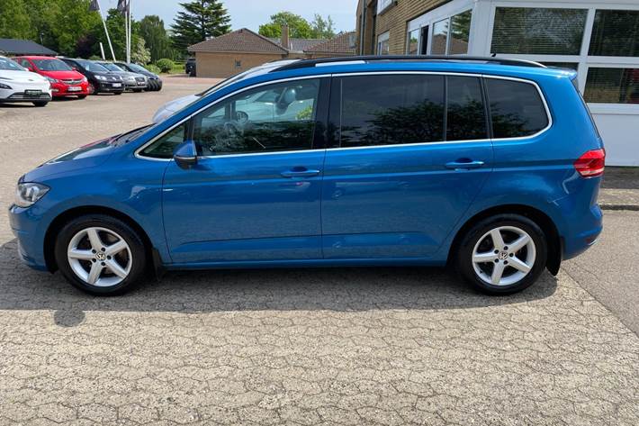Blå VW Touran fra 2018