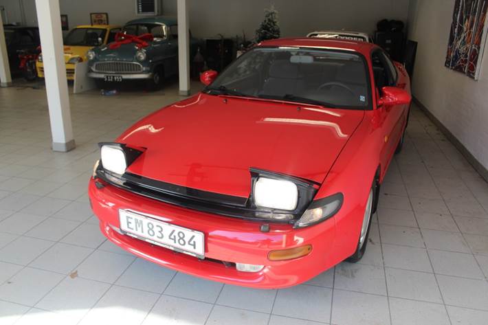 Rød Toyota Celica fra 1991
