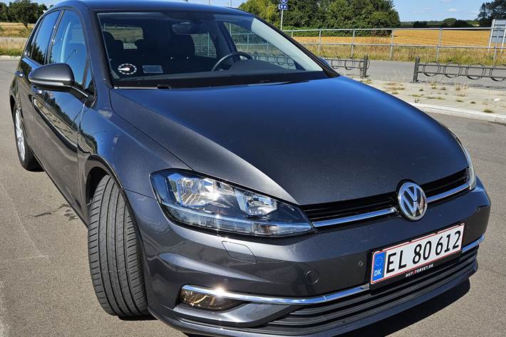 Grå VW Golf fra 2018