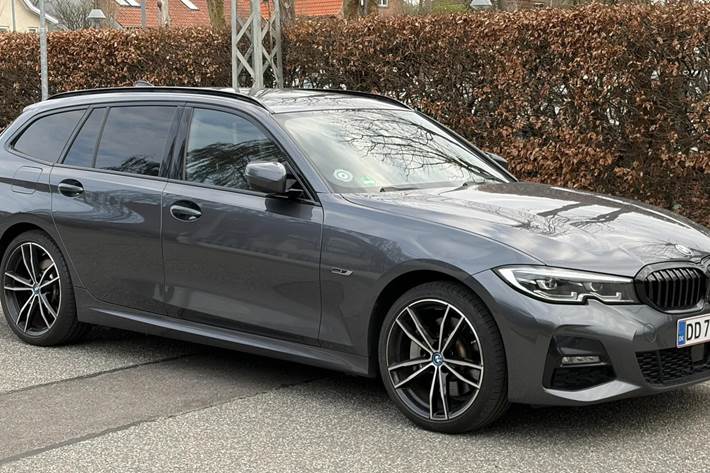 Grå BMW 330e fra 2021