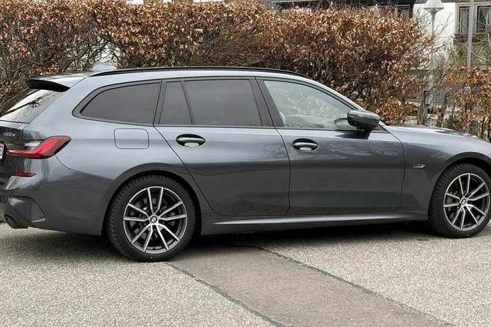 Grå BMW 330e fra 2021