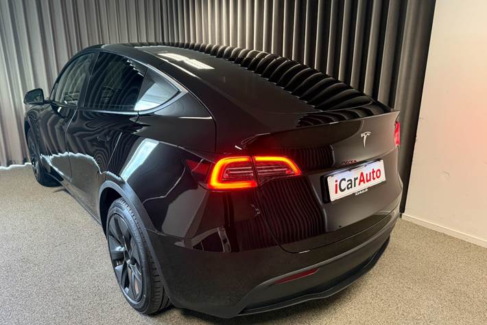 Sort Tesla Model Y fra 2024