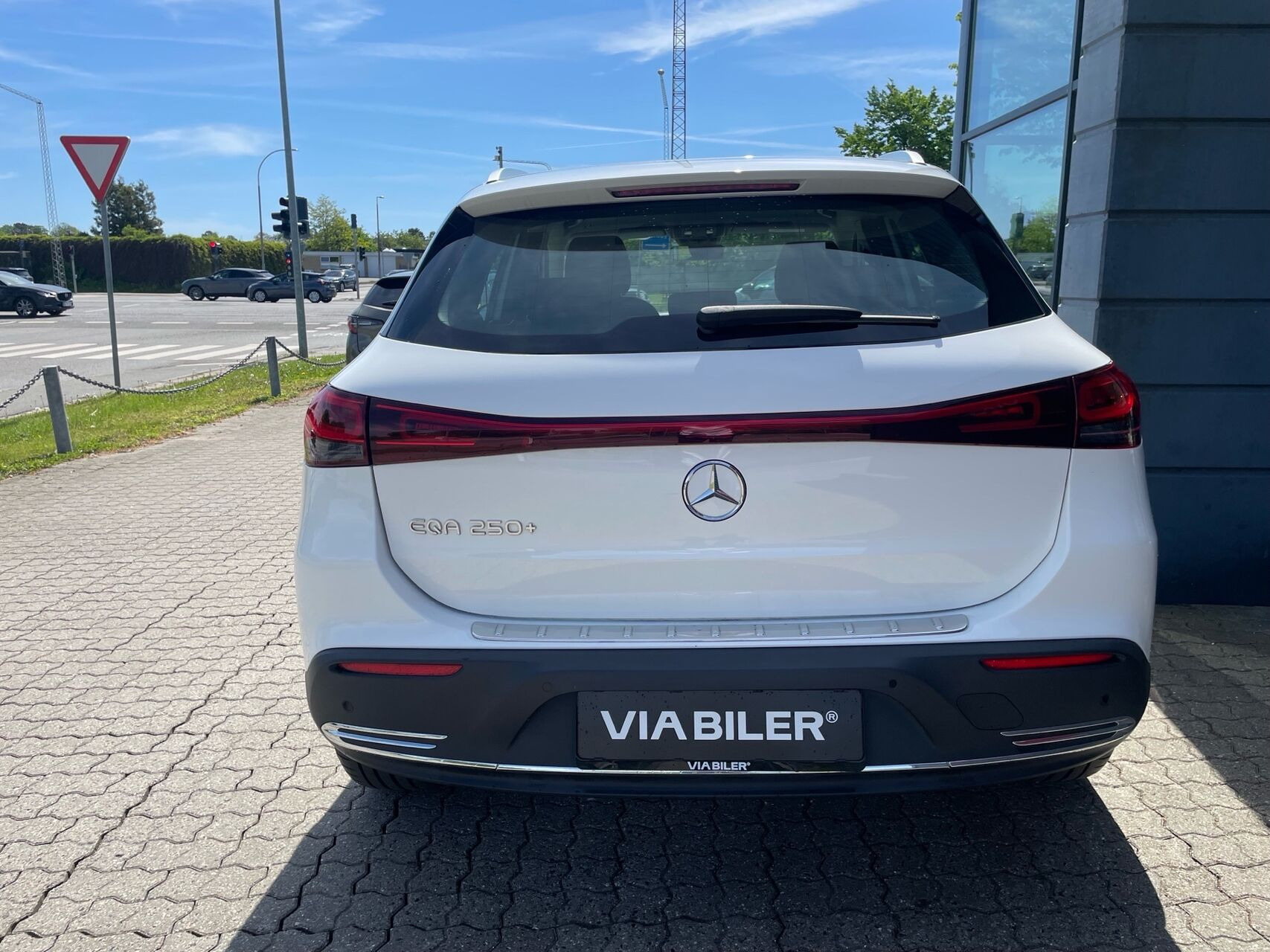 Hvid Mercedes EQA 250+ fra 2022
