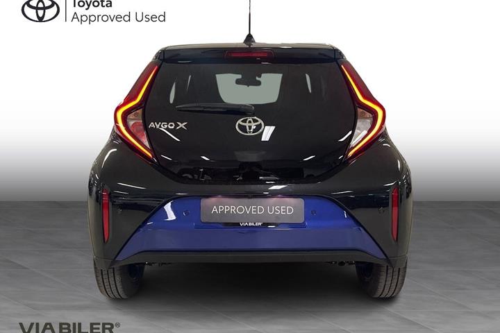 Blå Toyota Aygo X fra 2023 set udefra