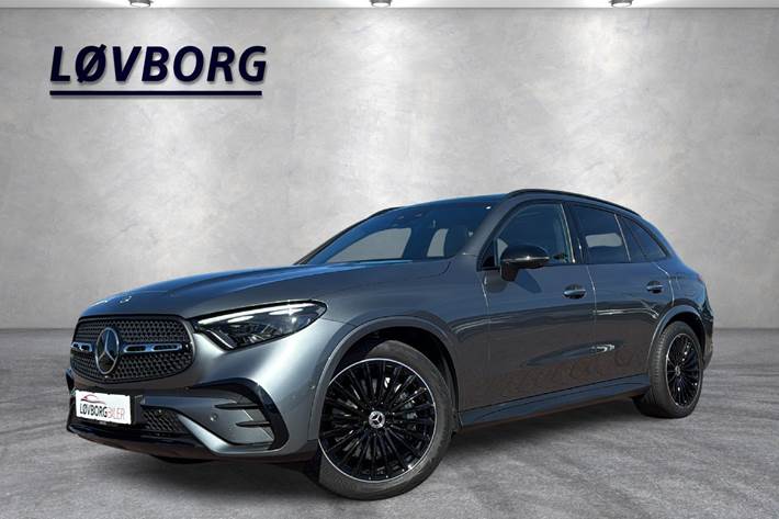 Grå Mercedes GLC300 e fra 2023 set udefra
