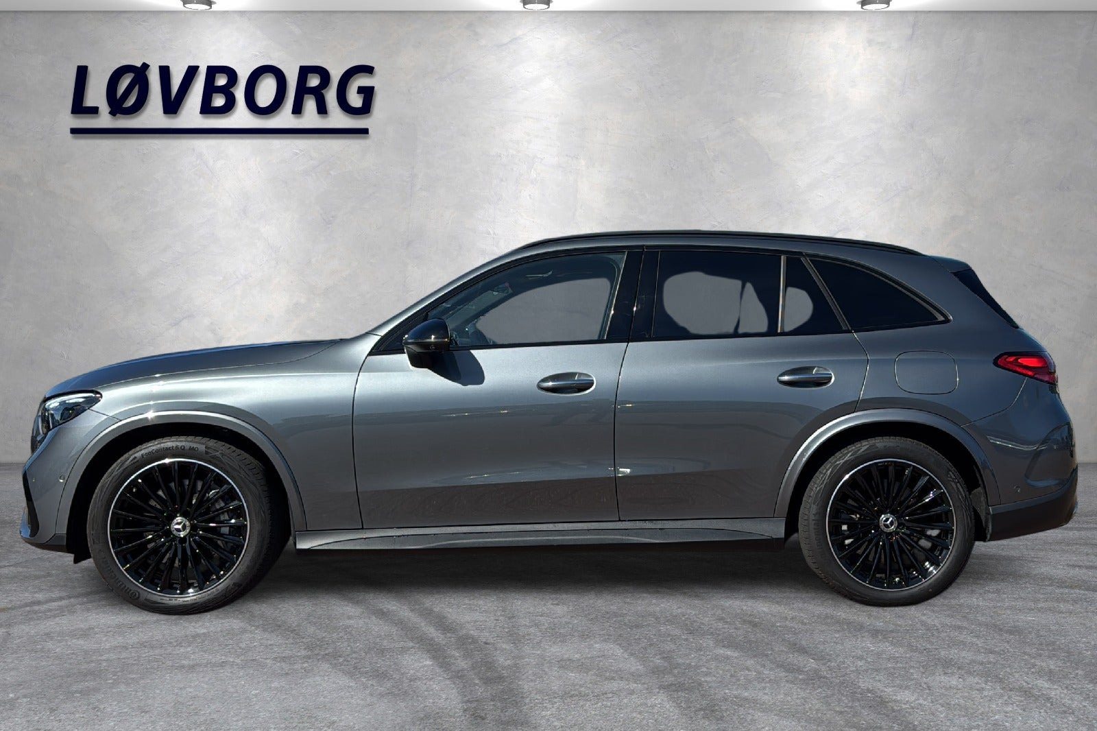 Grå Mercedes GLC300 e fra 2023