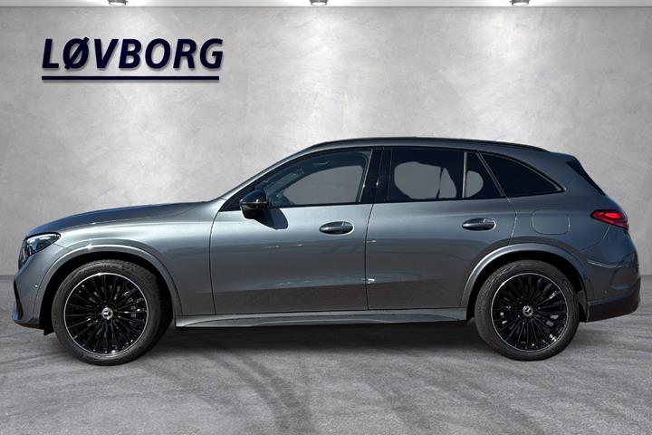 Grå Mercedes GLC300 e fra 2023