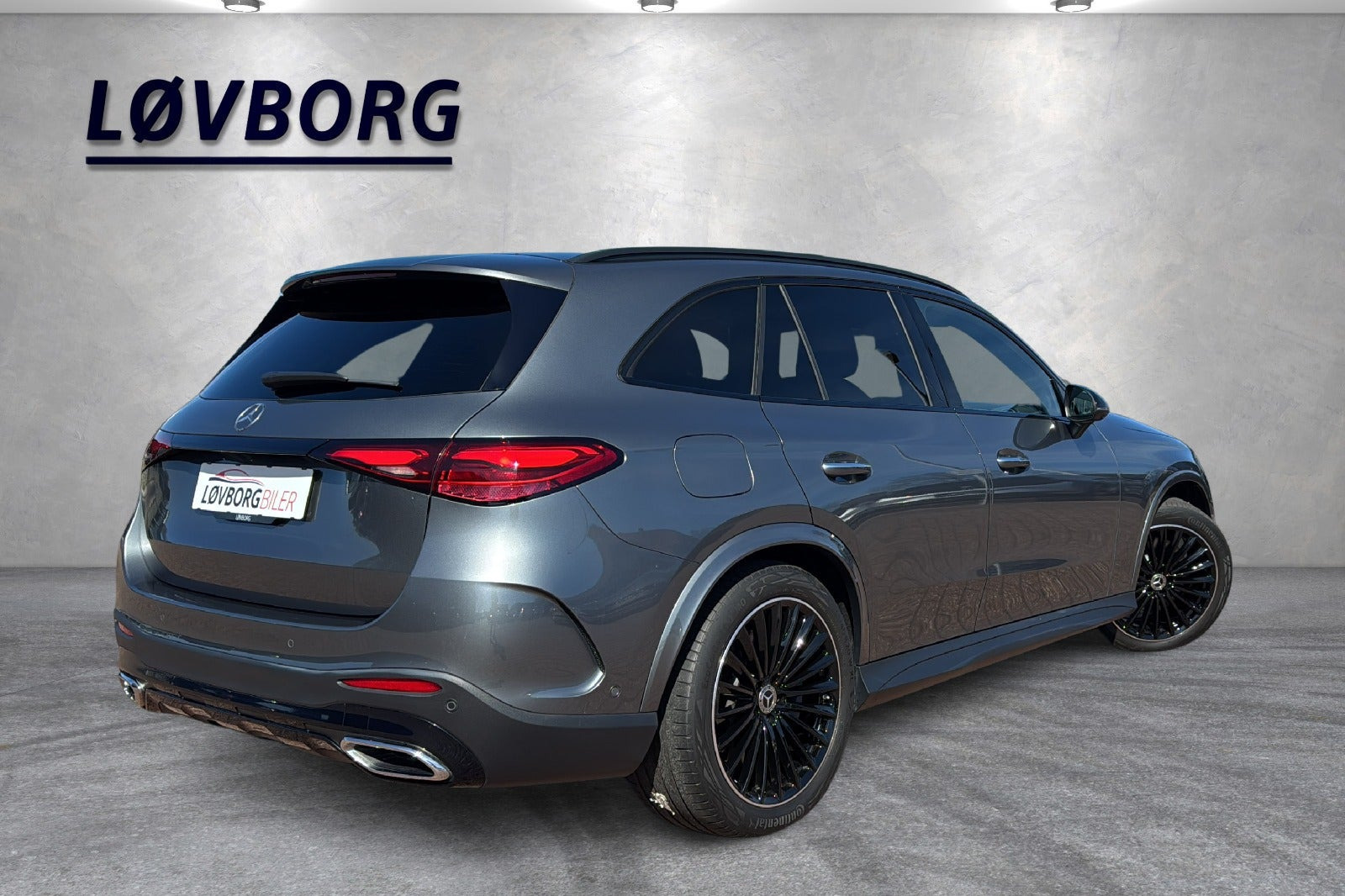 Grå Mercedes GLC300 e fra 2023