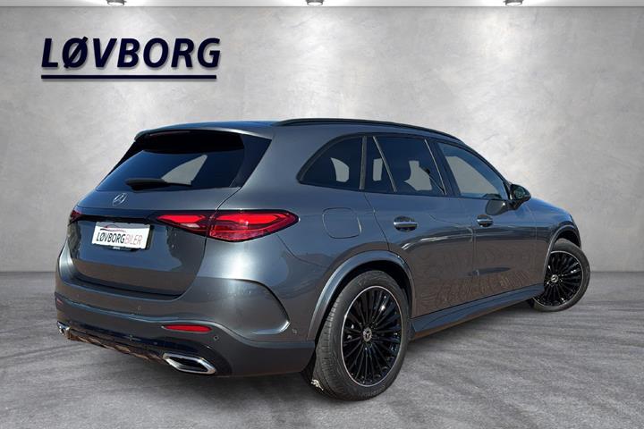 Grå Mercedes GLC300 e fra 2023