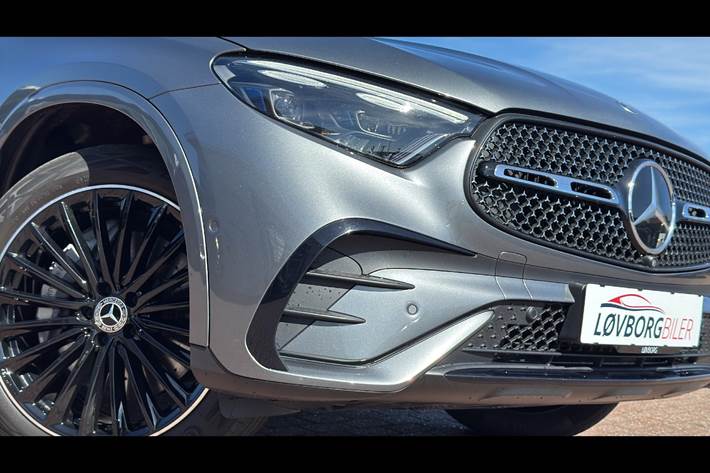 Grå Mercedes GLC300 e fra 2023