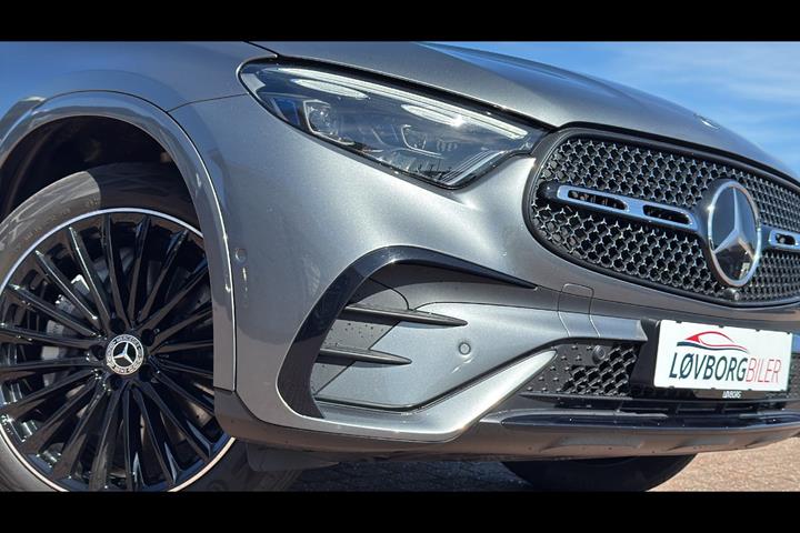 Grå Mercedes GLC300 e fra 2023