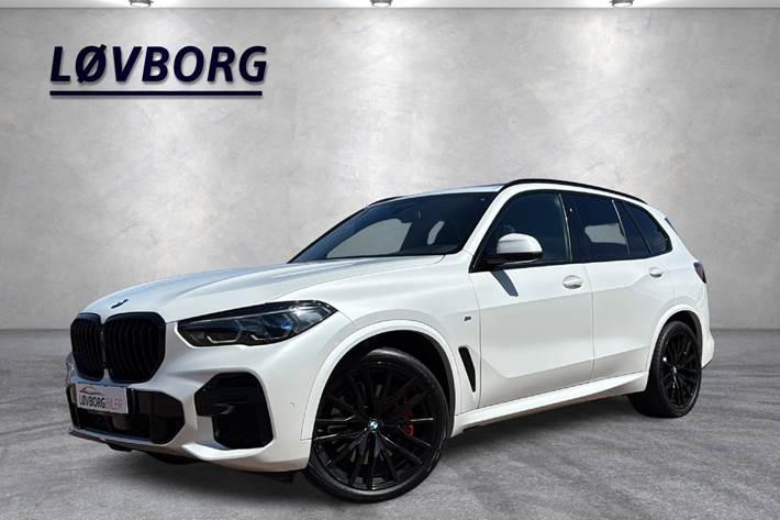 Hvid BMW X5 fra 2022 set udefra