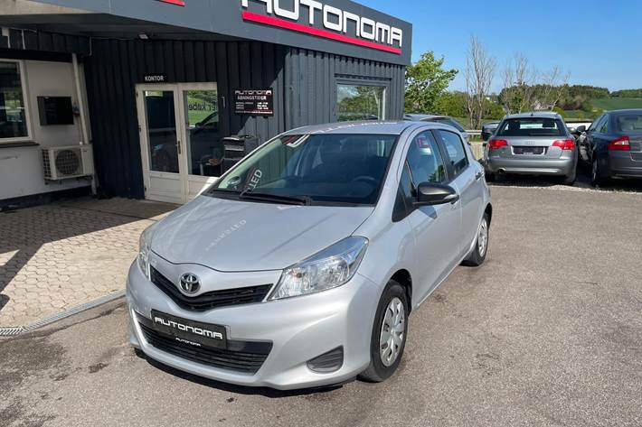Sølv Toyota Yaris fra 2012