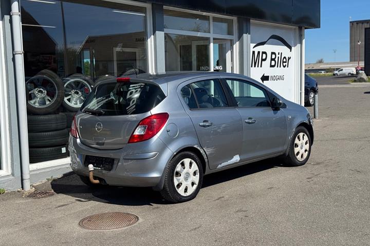 Sølv Opel Corsa fra 2013