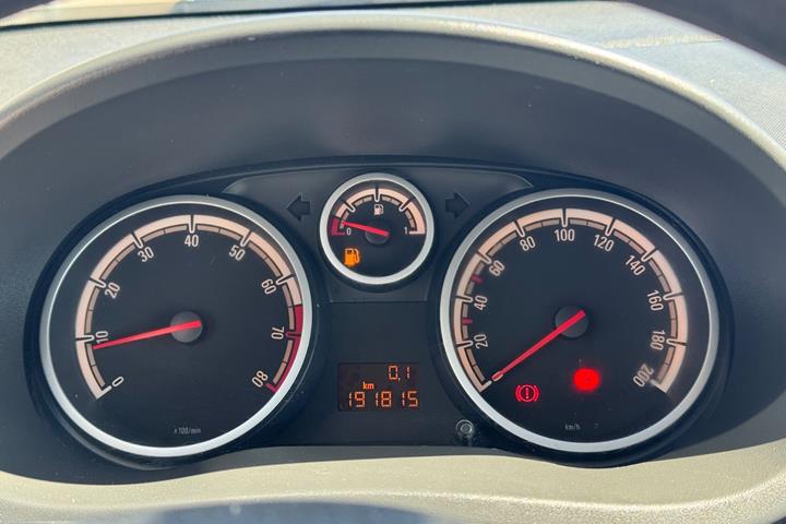 Sølv Opel Corsa fra 2013