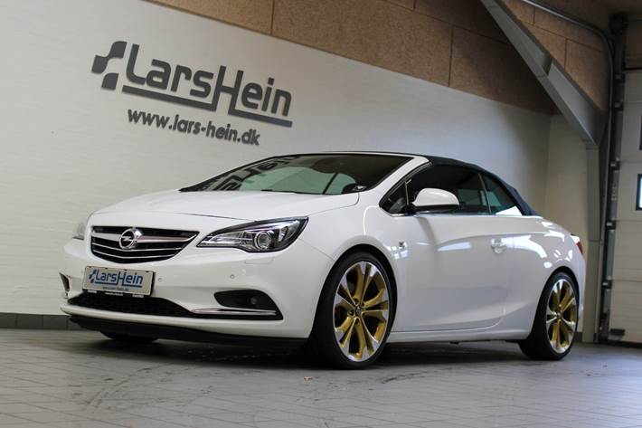 Hvid Opel Cascada fra 2013 set udefra