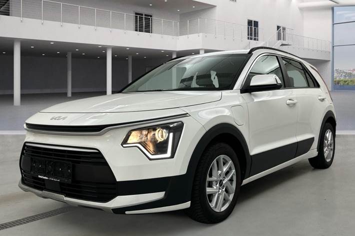 Hvid Kia Niro fra 2023 set udefra