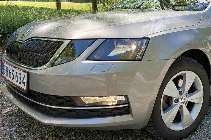 Grå Skoda Octavia fra 2019