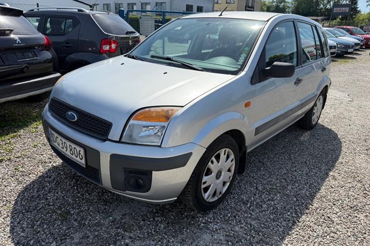 Grå Ford Fusion fra 2008 set udefra