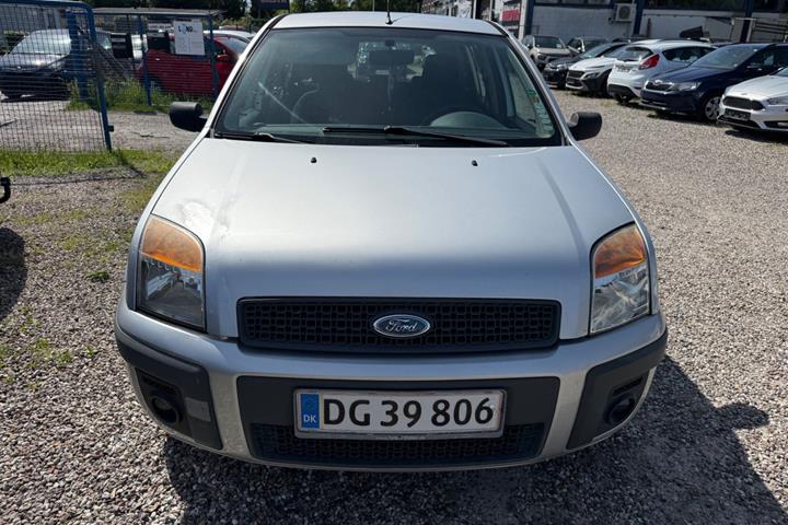 Grå Ford Fusion fra 2008