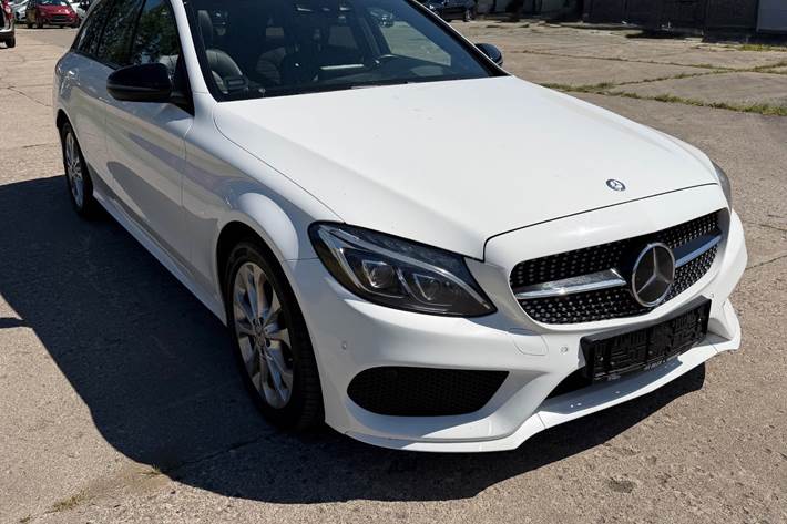 Grøn Mercedes C250 d fra 2016 set udefra