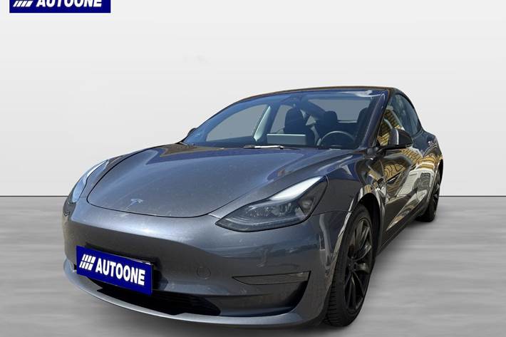 Grå Tesla Model 3 fra 2021 set udefra