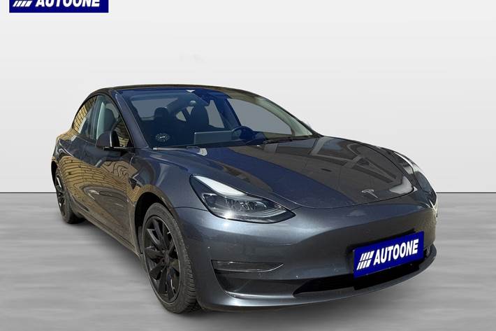 Grå Tesla Model 3 fra 2021