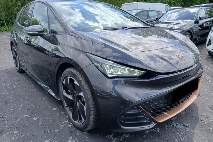 Grå Cupra Born fra 2023 set udefra