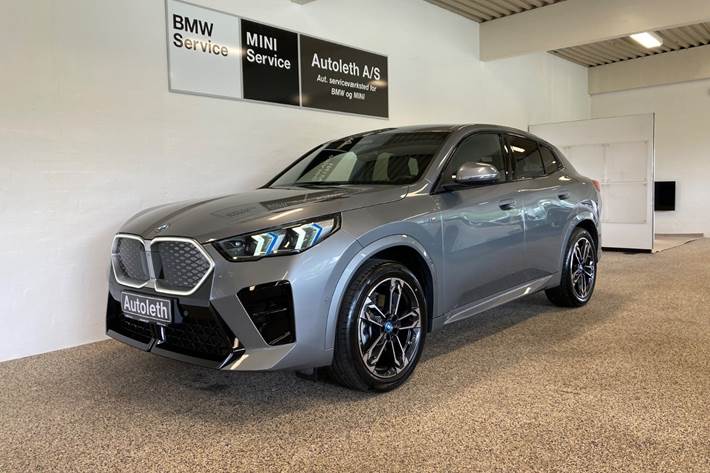 Grå BMW iX2 fra 2025