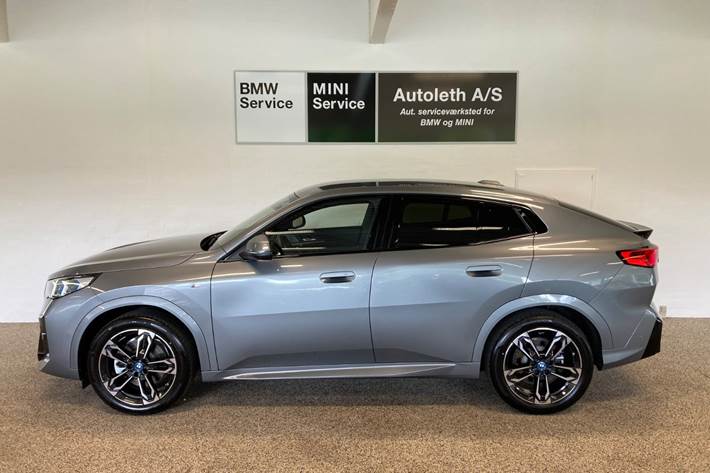 Grå BMW iX2 fra 2025